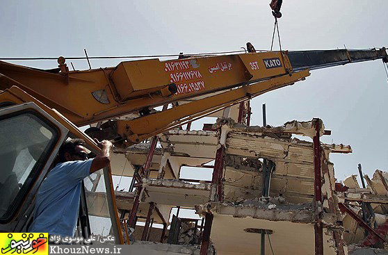 سقوط چرثقیل بر روی منازل مسکونی در اهواز