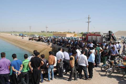  جست و جو برای یافتن غرق شدگان حادثه سقوط وانت بار به کانال آب در دزفول