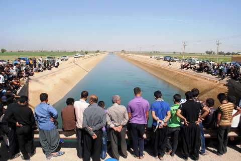  جست و جو برای یافتن غرق شدگان حادثه سقوط وانت بار به کانال آب در دزفول