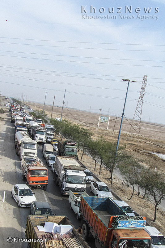 نارضایتی شهروندان از کیلومترها ترافیک در ورودی بندر امام خمینی