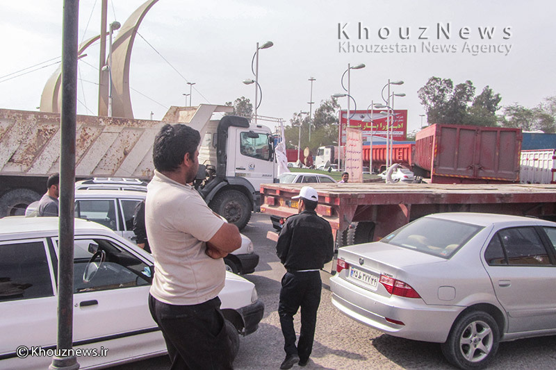 نارضایتی شهروندان از کیلومترها ترافیک در ورودی بندر امام خمینی