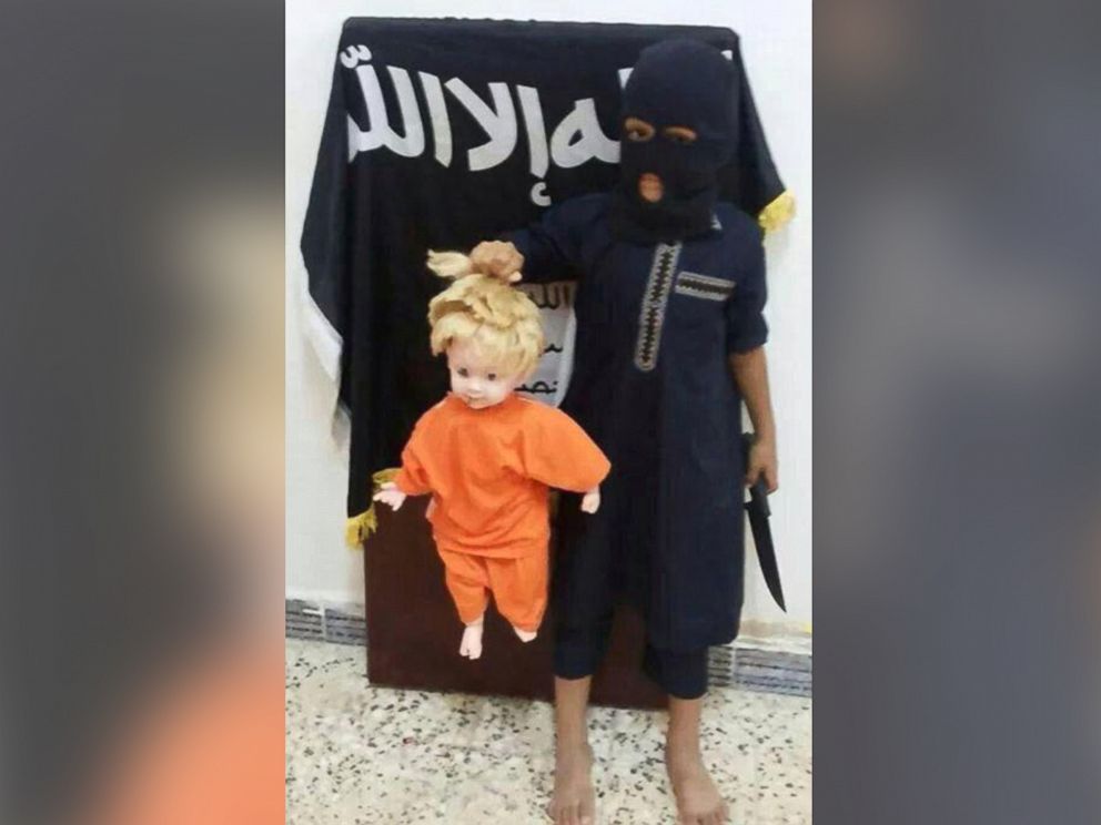 داعش گردن‌زنی به کودکان را چگونه آموزش می‌دهد؟/تصاویر