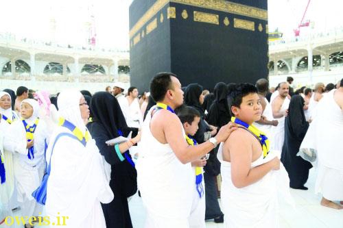 طواف خانه خدا  با پرچم باشگاه عربی + عکس