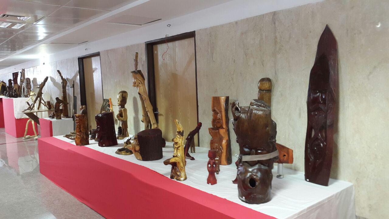 مجسمه‌های چوبی شاعر ماهشهری در البرز دیده شدند