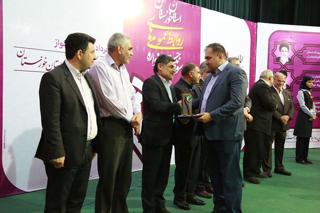 اعطای تندیس روابط عمومی برتر استان به سازمان آب و برق خوزستان