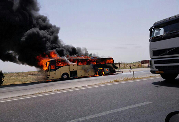 آتش گرفتن اتوبوس در جاده شوشتر - اهواز / تصاویر