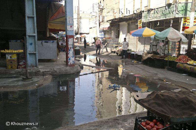 بازار میوه و تره بار اهواز غرق در تعفن و فاضلاب شهری/عکس