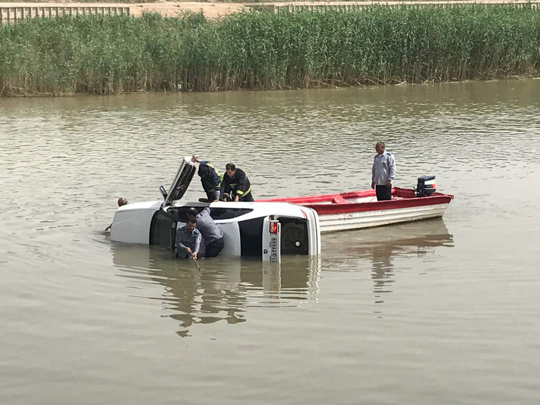نجات راننده خودرو غرق شده در کارون