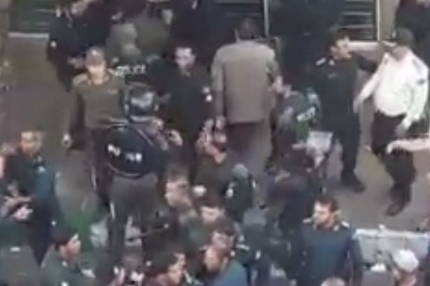 برخورد قاطع پلیس با مأموران خاطی در تجمع خیابانی