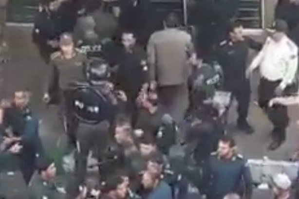برخورد قاطع پلیس با مأموران خاطی در تجمع خیابانی برخورد قاطع پلیس با مأموران خاطی در تجمع خیابانی