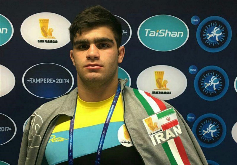 میرزازاده مدال خود را خانواده شهید مدافع حرم اهدا کرد میرزازاده مدال خود را خانواده شهید مدافع حرم اهدا کرد