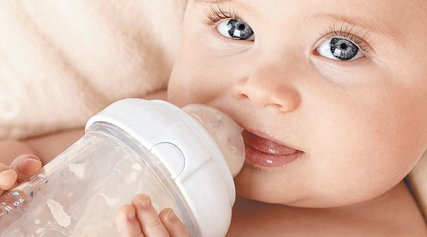 اشتغال مادر؛ یکی از مشکلات اساسی در تغذیه نوزاد با شیر مادر است