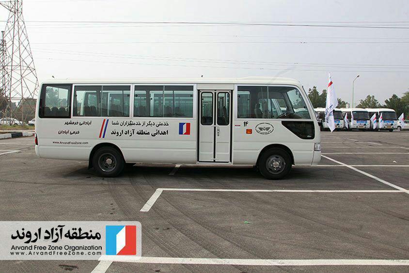 اهدا دو دستگاه مينى بوس توسط سازمان منطقه آزاد اروند به ادارات ورزش و جوانان آبادان و خرمشهر
