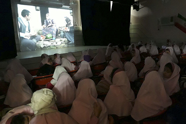 استقبال کودکان خوزستانی از فیلم «پایان رویاها»