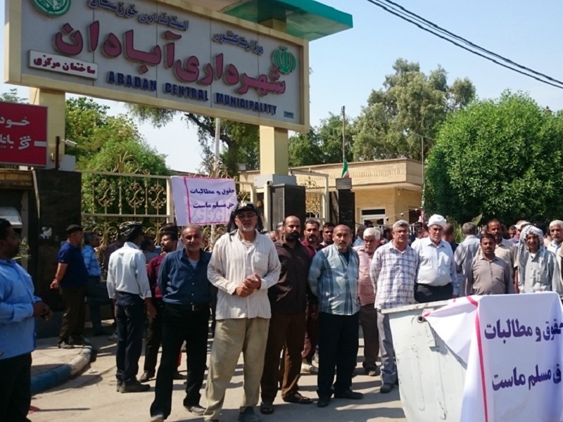 جمعی از کارگران شهرداری آبادان دست از کار کشیدند