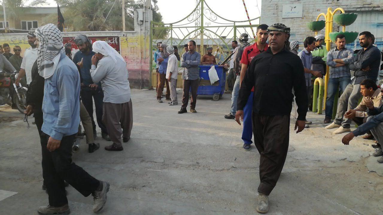 کارگران معترض ورودی شهرداری شادگان را مسدود کردند