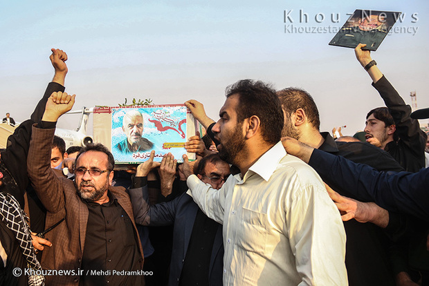 تصاویر / استقبال از پیکر پاک 2 شهید مدافع حرم در فرودگاه اهواز