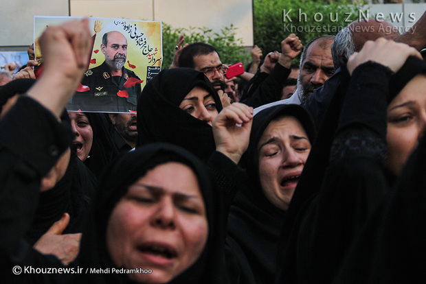 تصاویر / استقبال از پیکر پاک 2 شهید مدافع حرم در فرودگاه اهواز