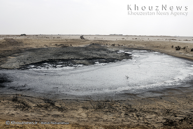 تصاویر / نشت نفت در منطقه کریت کمپ، بخش غیزانیه اهواز