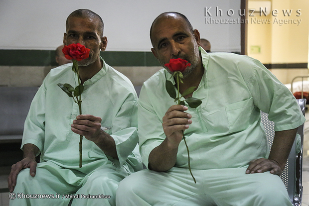 تصاویر / دیدار هنرمندان تئاتر دفاع مقدس با جانبازان در بیمارستان بوستان