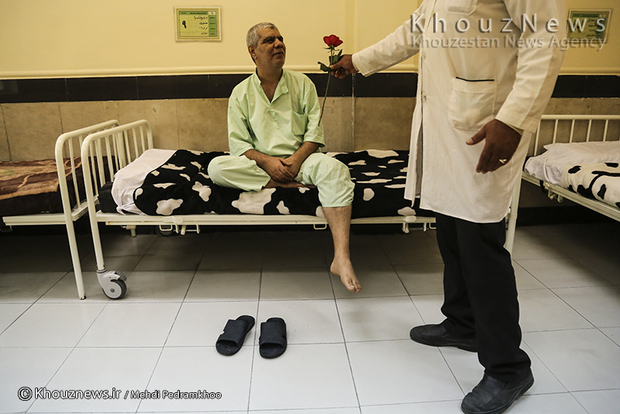 تصاویر / دیدار هنرمندان تئاتر دفاع مقدس با جانبازان در بیمارستان بوستان