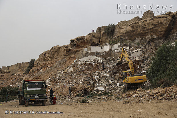 تصاویر / تخریب سکونت گاه های غیر مجاز و در معرض خطر کوی منبع آب توسط شهرداری اهواز