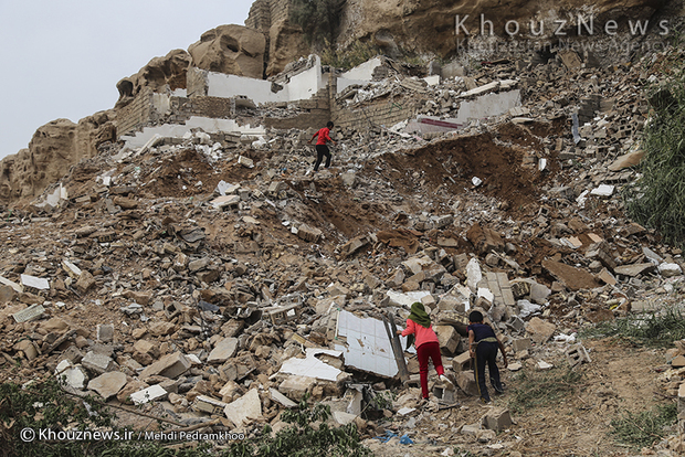 تصاویر / تخریب سکونت گاه های غیر مجاز و در معرض خطر کوی منبع آب توسط شهرداری اهواز