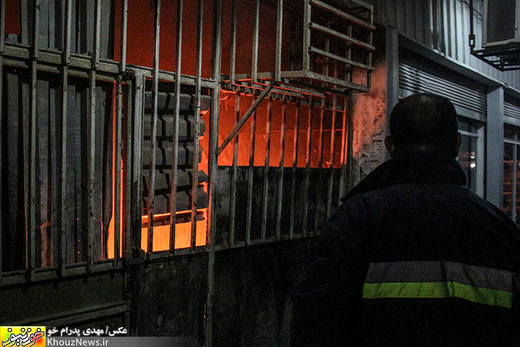 تصاویر/ آتش سوزی یک مغازه در فلکه ساعت اهواز