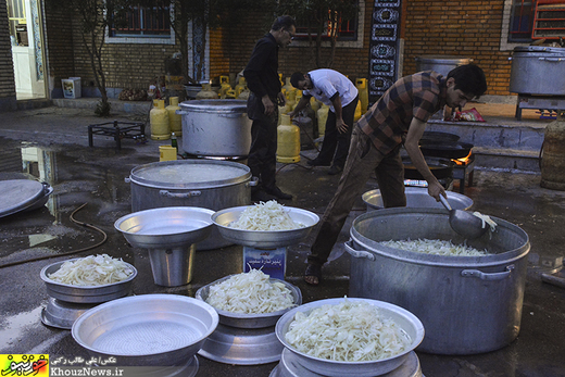 تصاویر/ پخت و توزیع غذای نذری در خوزستان / 1