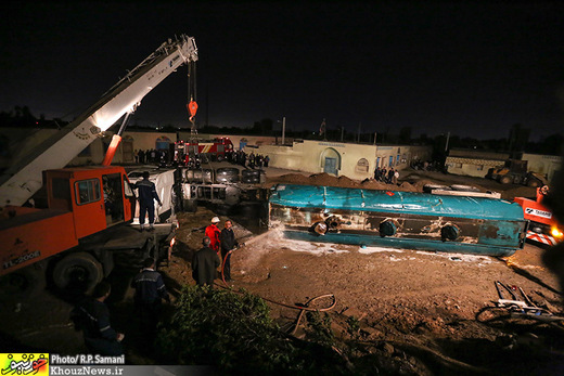 سقوط یک تریلی حامل بنزین از روی پل روگذر کمپلوی اهواز / تصاویر