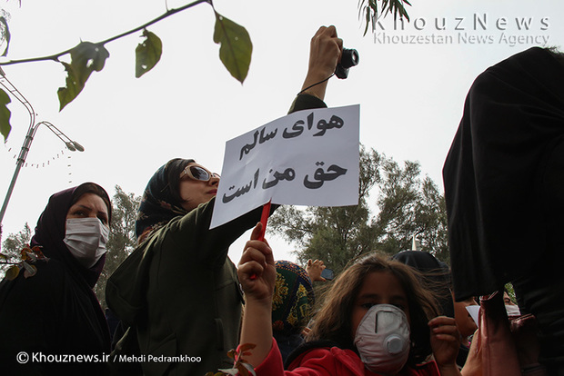 تصاویر/ تجمع جمعی از شهروندان اهوازی مقابل استانداری خوزستان